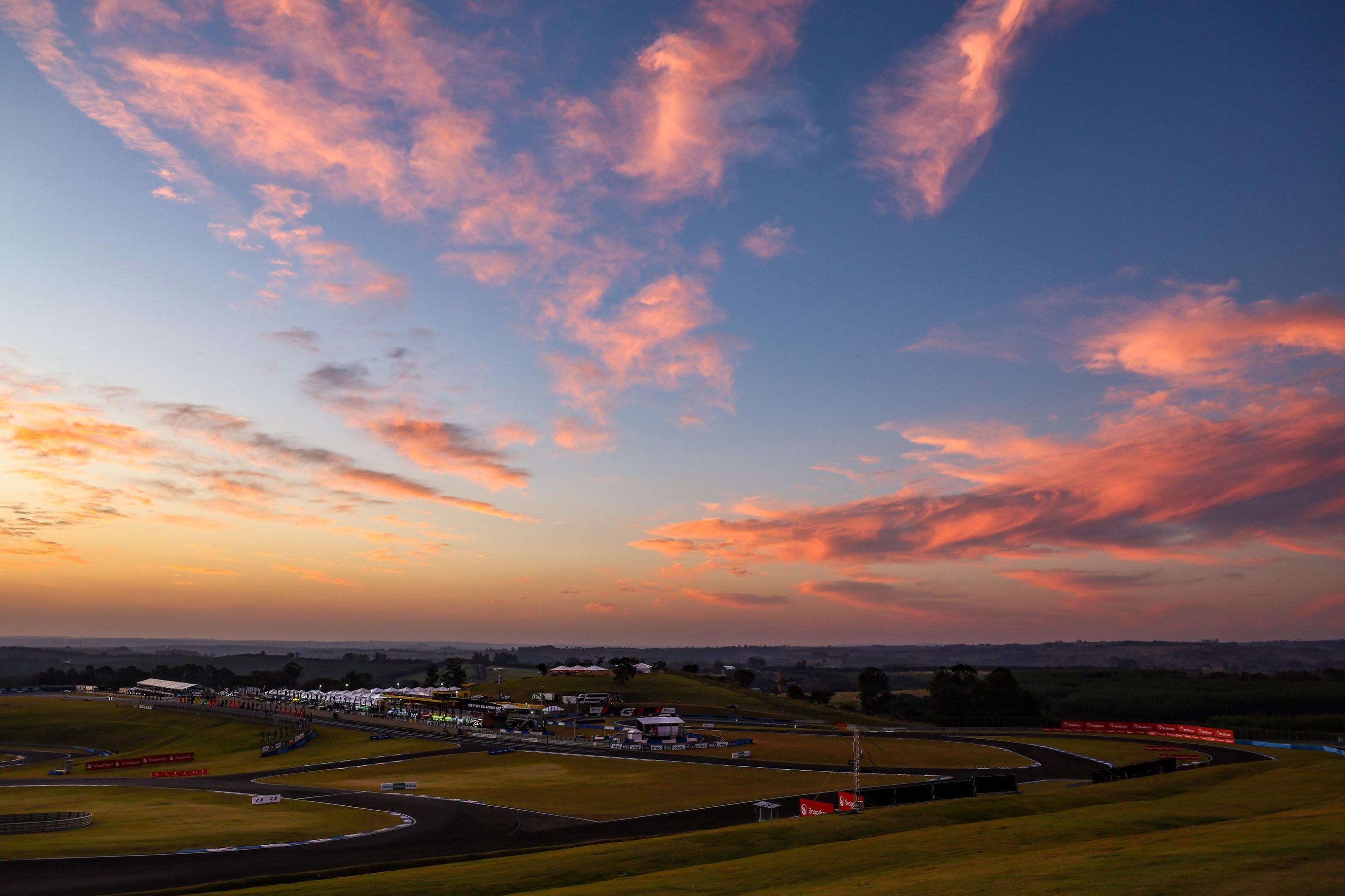 Final de semana muito especial aqui no Autódromo Velocitta com muita variação climática, muitas disputas e presença maci